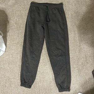 Alphalete Joggers in a dark grey/balck